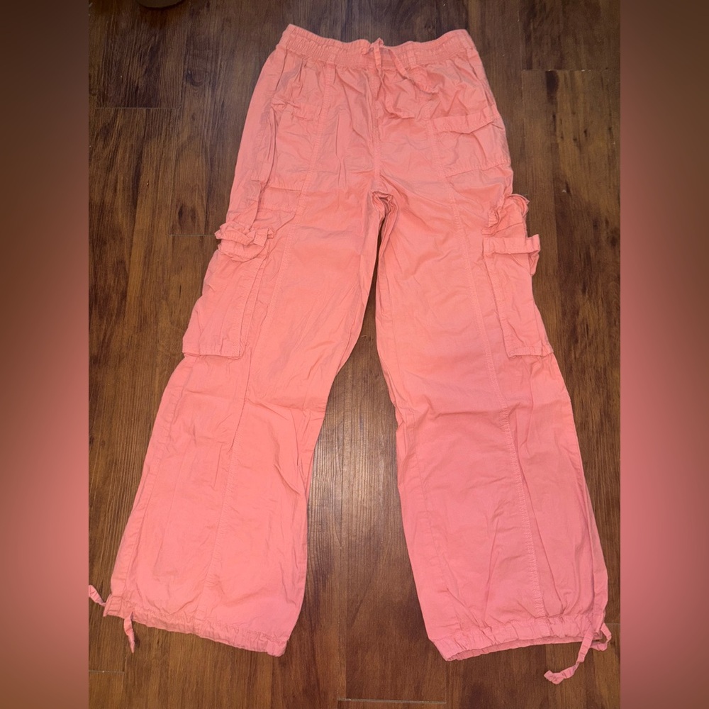 Aerie wide leg tangerine Cargo Pants.
-pockets
-elastic waistband with ties